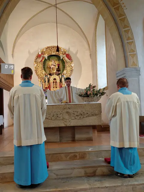 Pfarrer Thomas Noorammackal und die Ministranten Steffen Messer und Markus Schmitt feierten mit den Herbstsonnen in der Wallfahrtskapelle Neusaß.   | Foto: Hans J. Leuz