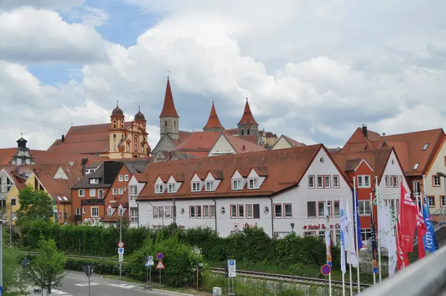 Von der neu gebauten Brücke über den Bahnsteig hat man einen schönen Blick auf Ellwangen. | Foto: Daniela Somers