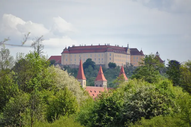 Vor dem Schloss sieht man die Türme der Basilika St. Vitus. Im Kreuzgang ist die Blumenschau zu sehen. | Foto: Daniela Somers