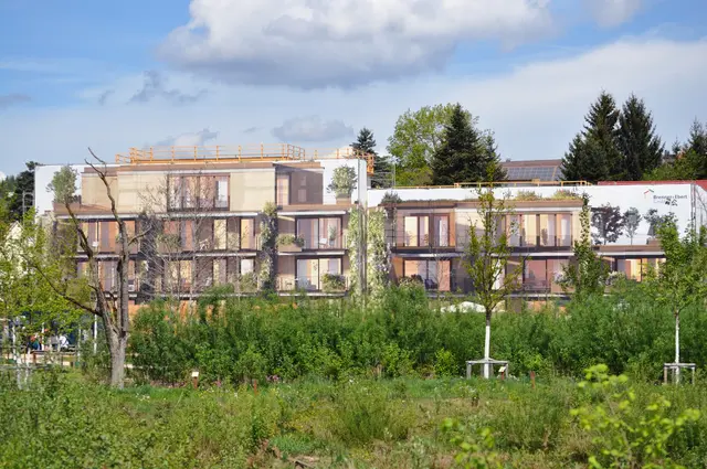 Eine gute Lösung für die Baustelle an der Grenze zur Gartenschau. So sieht das doch gar nicht schlecht aus. Man könnte fast denken das Haus wäre schon fertig. | Foto: Daniela Somers