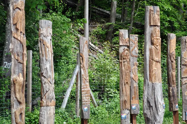 Geschichtsstelen. Erschaffen von Schülern. | Foto: Daniela Somers