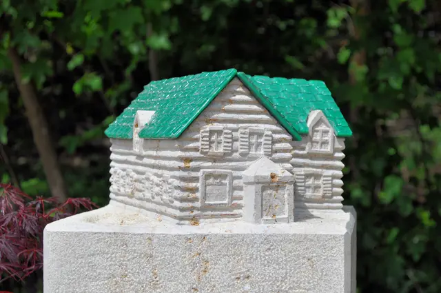 Im Erinnerungsgarten kann man Friedhofskunst bestaunen. Hier haben die Steinmetze eine tolle Arbeit gemacht. | Foto: Daniela Somers