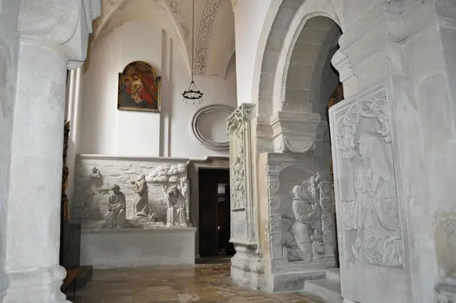 Darstellungen im "Alten Stift" Hier gibt es auch eine Verbindungstür zur ev. Stadtkirche. Auch einige Grabmäler sind zu sehen. | Foto: Daniela Somers