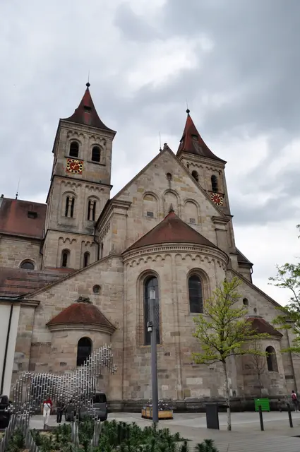 Blick vom Marktplatz auf die Basilika. Davor typisch für Ellwangen die Darstellung eines Pferdes. | Foto: Daniela Somers