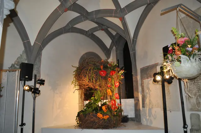 Der historische Rahmen steigert noch die Schönheit der floralen Kunstwerke | Foto: Daniela Somers