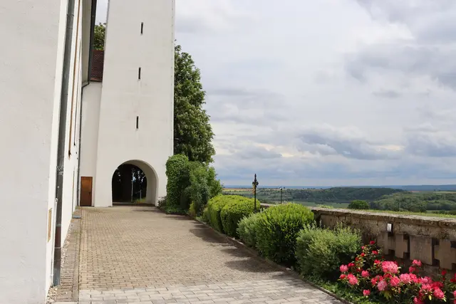 Torbogen unter dem Kirchturm der Wallfahrtskirche | Foto: Marga Specht