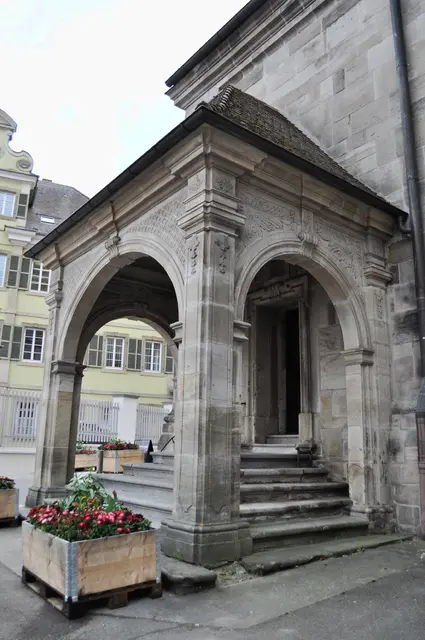 Eines der Eingangsportale der Kirche | Foto: Daniela Somers
