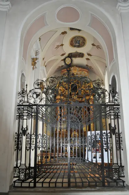 Überall in der Kirche sind diese aufwendig gestalteten Gittertüren zu sehen. | Foto: Daniela Somers