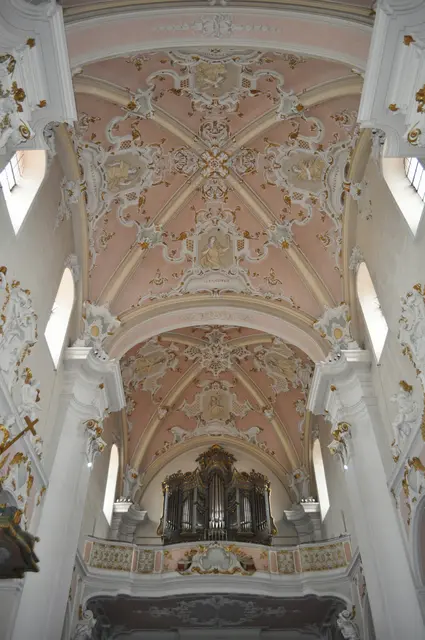 Die Orgel und die wunderschönen Decken. | Foto: Daniela Somers