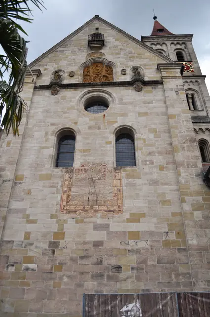 Basilika mit einem der drei romanischen Türme. | Foto: Daniela Somers