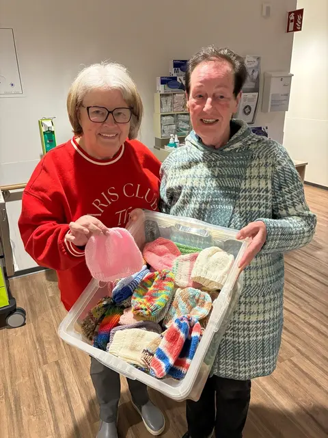 Ulrike Kieser-Hess und eine fleißige Strickerin bei der Übergabe | Foto: Kreisdiakonieverband Heilbronn
