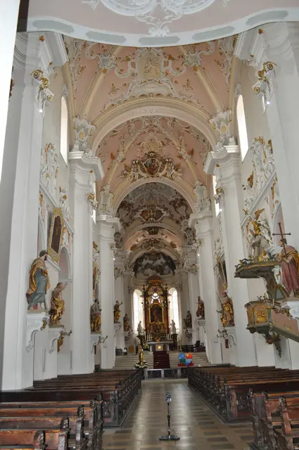 Blick in die Basilika mit ihrer Pracht und Ausschmückung. | Foto: Daniela Somers