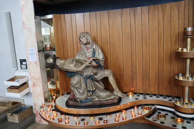Bittaltar mit Bittbuch und Kerzen in der Wallfahrtskirche | Foto: Marga Specht