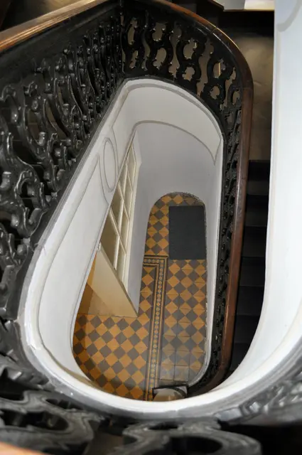 Ein Blick nach unten auf den schönen Fliesenboden. | Foto: Daniela Somers