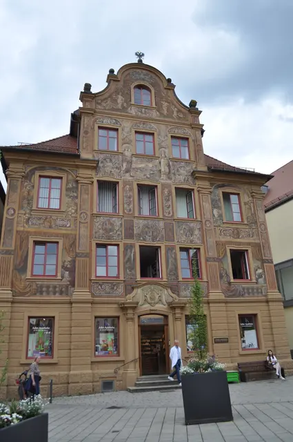 Noch während ich das Haus fotografiert und bewundert habe, kam der Apotheker und hat mir eine tolle Broschüre über das Haus gebracht. | Foto: Daniela Somers