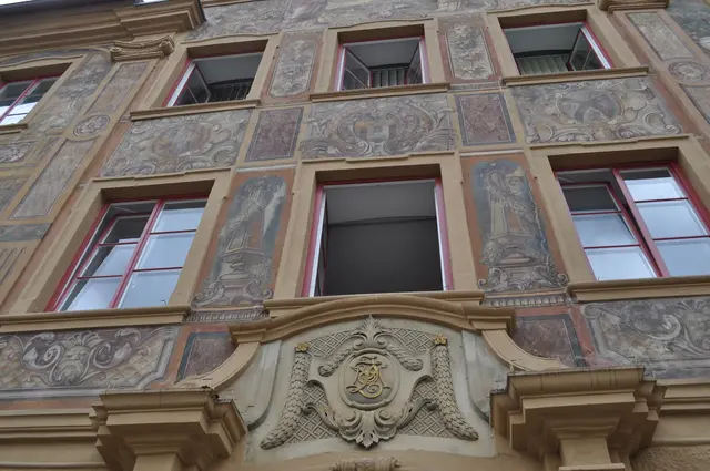 Überall am Haus wird die Geschichte des Gebäudes erzählt. | Foto: Daniela Somers