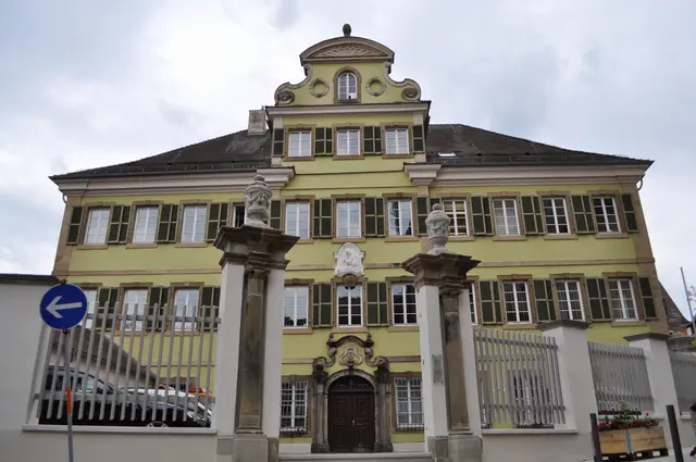 Kustoriengebäude. Hier wohnte der Vermögensverwalter (Kustor) des Stifts. Heute ist es ein Verwaltungsgebäude. Erbaut 1720. Nach der Zerstörung 1945 wurde es wieder aufgebaut. | Foto: Daniela Somers