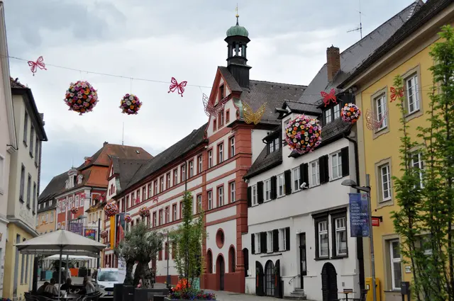Die Stadt hat sich herausgeputzt. In der Mitte, das Gebäude mit der Glocke, ist das ehemalige Spital zum Heiligen Geist. Heute Rathaus. Im Kern ist das Gebäude von 1488. Danach wurde es einige Male umgebaut und erweitert. | Foto: Daniela Somers
