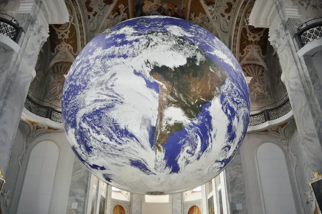 Die Kirche hat innen ca. 20 Meter Höhe. Die GAIA schwebt ungefähr in  dreieinhalb Metern über dem Fußboden. | Foto: Daniela Somers