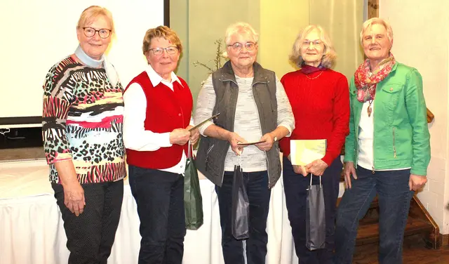 v. l. n.r. Vorsitzende Stefanie Richter, Margarete Häußermann, Helga Jacob, Friedhilde Mugele, Vorsitzende Renate Strecker  | Foto: Landfrauen Öhringen