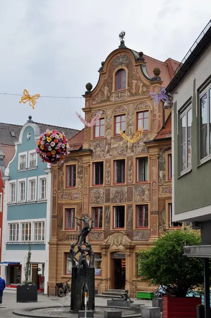 Das Haus ist ein echter Hingucker. Davor sieht man noch den Brunnen des Bildhauers Rudolf Kurz aus dem Jahr 2002. | Foto: Daniela Somers