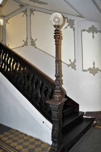 Wieder unten im Treppenhaus angekommen.  | Foto: Daniela Somers