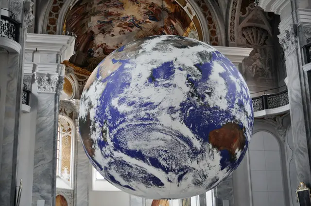 Die GAIA. Sie hat einen Durchmesser von sieben Metern. Und schwebt im Kirchenraum | Foto: Daniela Somers