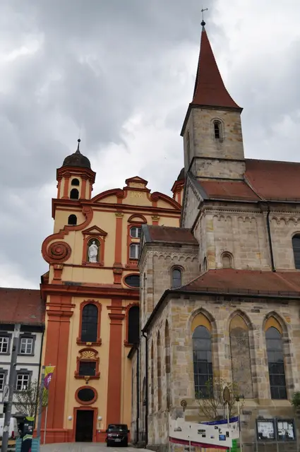 Die schöne barocke Fassade der ev. Stadtkirche (links). Daneben die Basilika St. Vitus. | Foto: Daniela Somers