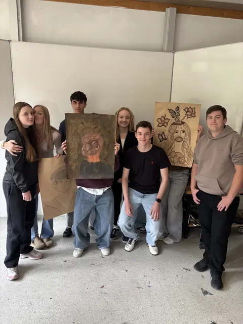 Schülerinnen und Schüler des HGE zeigen eindrucksvolle zeitgenössische Kunst bei einer Vernissage in der Kreissparkasse Eppingen. | Foto: Sebastian Kaminski