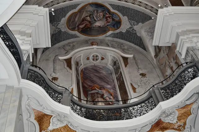 Die schwungvollen Emporen Brüstungen wurden vom Jesuitenbruder Andreas Hechendörfer (1677–1731) kunstvoll angefertigt. | Foto: Daniela Somers