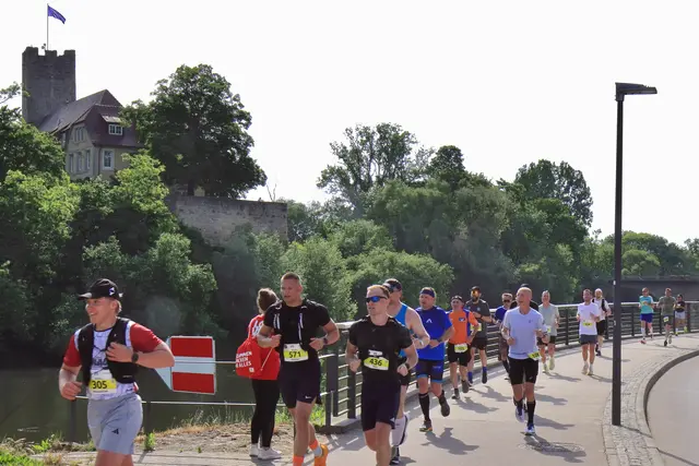 Trollinger Marathon 2026 vor der Rathausburg in Lauffen am Neckar | Foto: Frank-M. Zahn