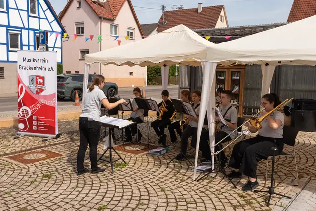 Das Schülerorchester sorgt für beste Stimmung bei den Teilnehmenden | Foto: Stefan Seiz