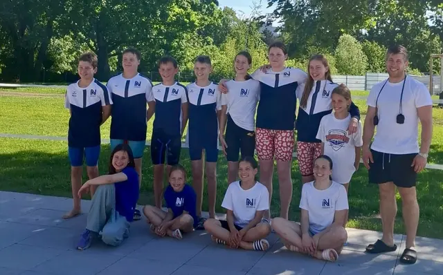Die Jahrgänge 2013 und jünger in Freiburg mit ihrem Coach Alex | Foto: Schwimmabteilung der Sport-Union Neckarsulm e.V.