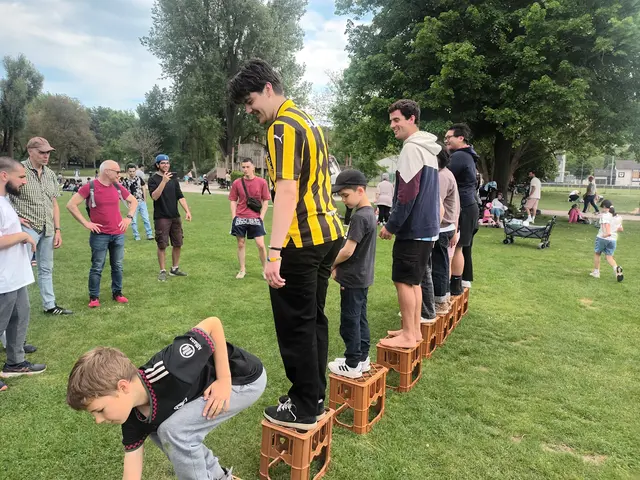 Bereits am 3.5. gab es ein lebhaftes Training für die „Spiele ohne Grenzen“, dem sich spontan einige Gaststudenten anschlossen. Beim „Kistenrennen“ mit Kindern und Jugendlichen kommt es auf Teamgeist und Geschicklichkeit an.  | Foto: MLPD