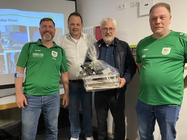 Die drei Vorstandsvorsitzenden des TSV Zweiflingen verabschieden Bürgermeister Klaus Gross.