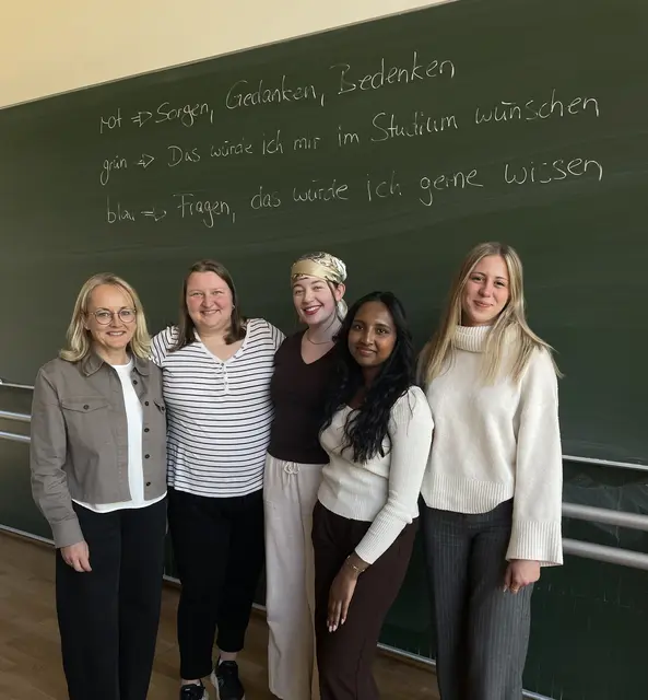 Foto: Foto Studi-Talk: v.l. Professorin Stefanie Sachsenmaier mit Studierenden des Studienganges Management und angewandte Psychologie im Sozialwesen.