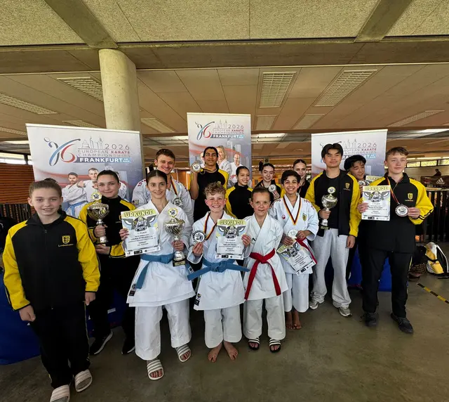 Das Team vom Takumi 74 bei den SÜD GAMES in Ulm. Von links: Enie Schulz, Zoe Schulz, Laura Pitruzzella, Jona Berger, Leon de Silva, Emilian Wezel, Clara Gugel, David Kopp, Advija Isejnoska, Luke de Silva, Luisa Schaudig, Eric Grasmeier, Emil Decker, Noah Plischek | Foto: Privat / Takumi 74