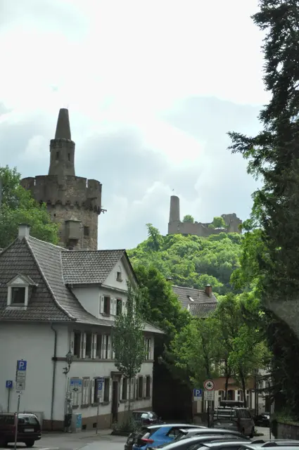 Blick aus dem Busfenster. Rechts der Rote Turm. Er war Teil der Stadtbefestigung. 1504 wurde er als Neuer Turm beschrieben. Links die Burgruine Windeck. | Foto: Daniela Somers