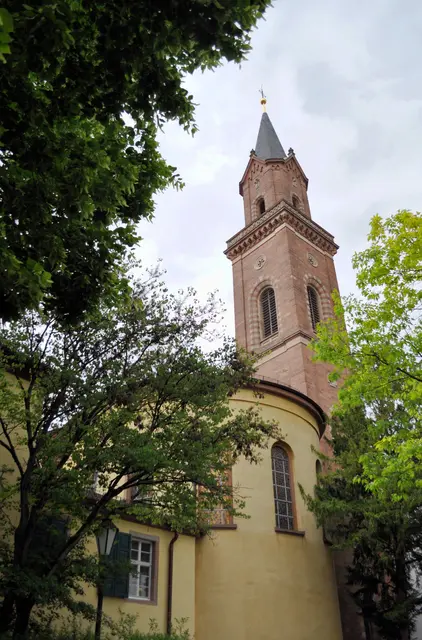 gleich gegenüber vom Schloss steht die St. Laurentius Kirche. Hier allerdings die Rückseite. | Foto: Daniela Somers