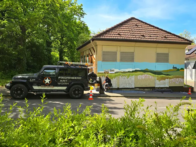 Ellen Fridenberg arbeitet an der Vorderfront der Trafostation, mal im Sitzen mal im Stehen, mal auf einem Gerüst.  | Foto: Heidrun Rosenberger