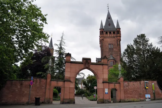 Das westliche Schlossparktor. Weithin sichtbar der Neugotische Schlossturm von 1868 | Foto: Daniela Somers