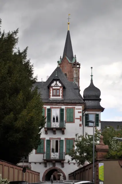  Der nördliche Bau des Schlosses an der Obertorstraße. Dahinter sieht man die Kirchturmspitze von St.Laurentius. | Foto: Daniela Somers