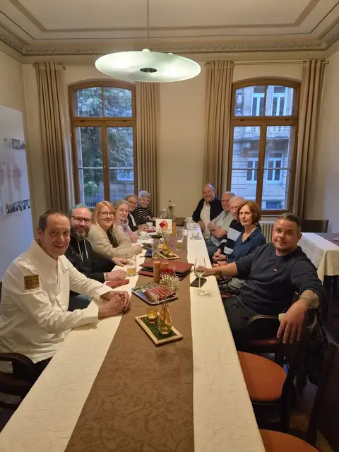 Intensive Diskussionen beim Stammtisch in der Weinvilla | Foto: Freie Wähler