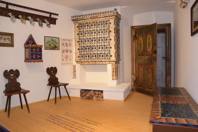 alter Kachelofen im Musem.