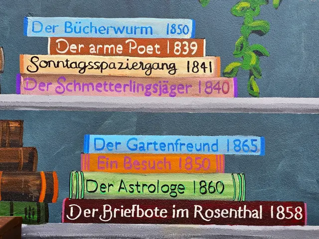 In der "Bibliothek des Bücherwurm" sind Buchrücken mit den jeweiligen Titeln  der Werken zu finden. | Foto: Heidrun Rosenberger