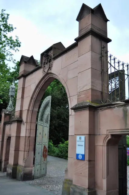 Westliches Schlossparktor. Erbaut in der zweiten Hälfte des 19. Jahrhunderts. | Foto: Daniela Somers