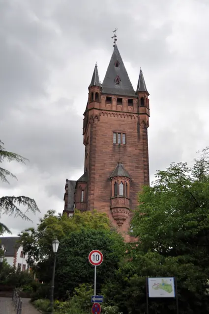 Schon von weitem sichtbar der Neugotische Schlossturm. | Foto: Daniela Somers