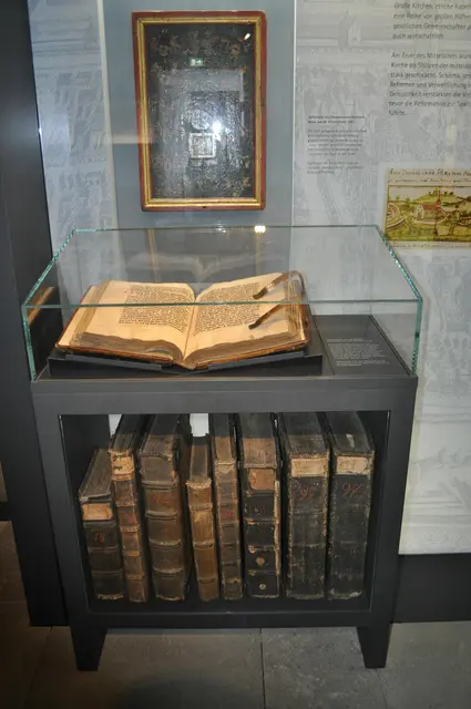 Buch in Vitrine