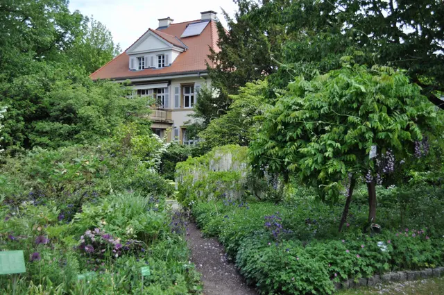 Blick in den Garten mit dem Herrenhaus. | Foto: Daniela Somers