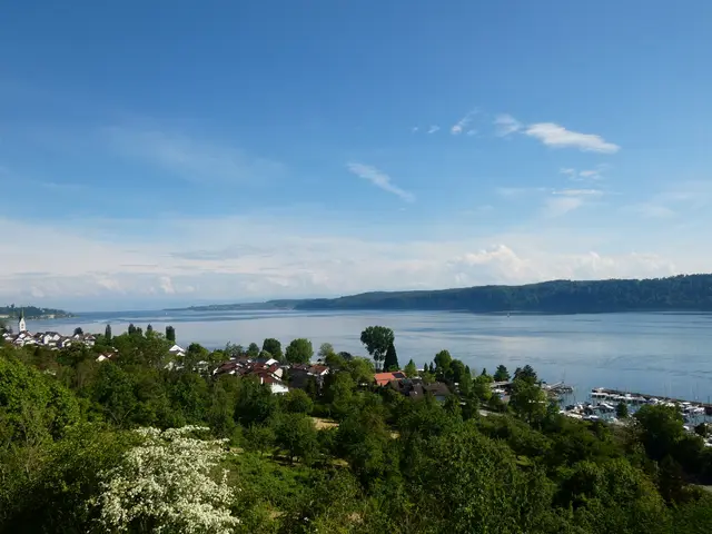Nun sind wir schon auf dem Rückweg auf halber Höhe über dem See.  | Foto: sigischlottke